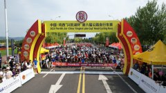 千骑逐风城如画，车轮飞转启新程！2025中国·鸡西“兴凯湖杯”第六届公路自行车赛破风开赛！