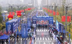 8000跑友冒雨竞逐一环赛道！健康营山·乐跑一环2025中国全民健身走（跑）大赛（四川·营山站）鸣枪开赛